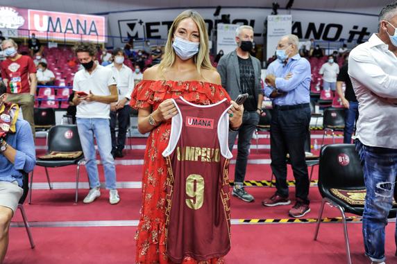 Álvaro Morata y Alice Campello, en un partido de baloncesto en Italia.