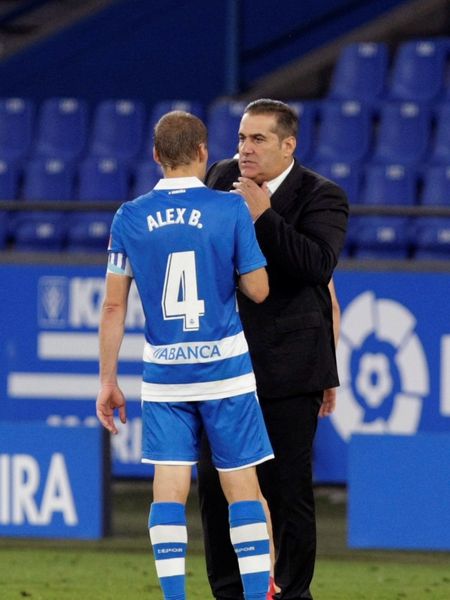 El entrenador del Fuenlabrada, José Ramón Sandoval, conversa con Bergantiños, capitán del Deportivo, al término del partido aplazado entre los dos equipos.