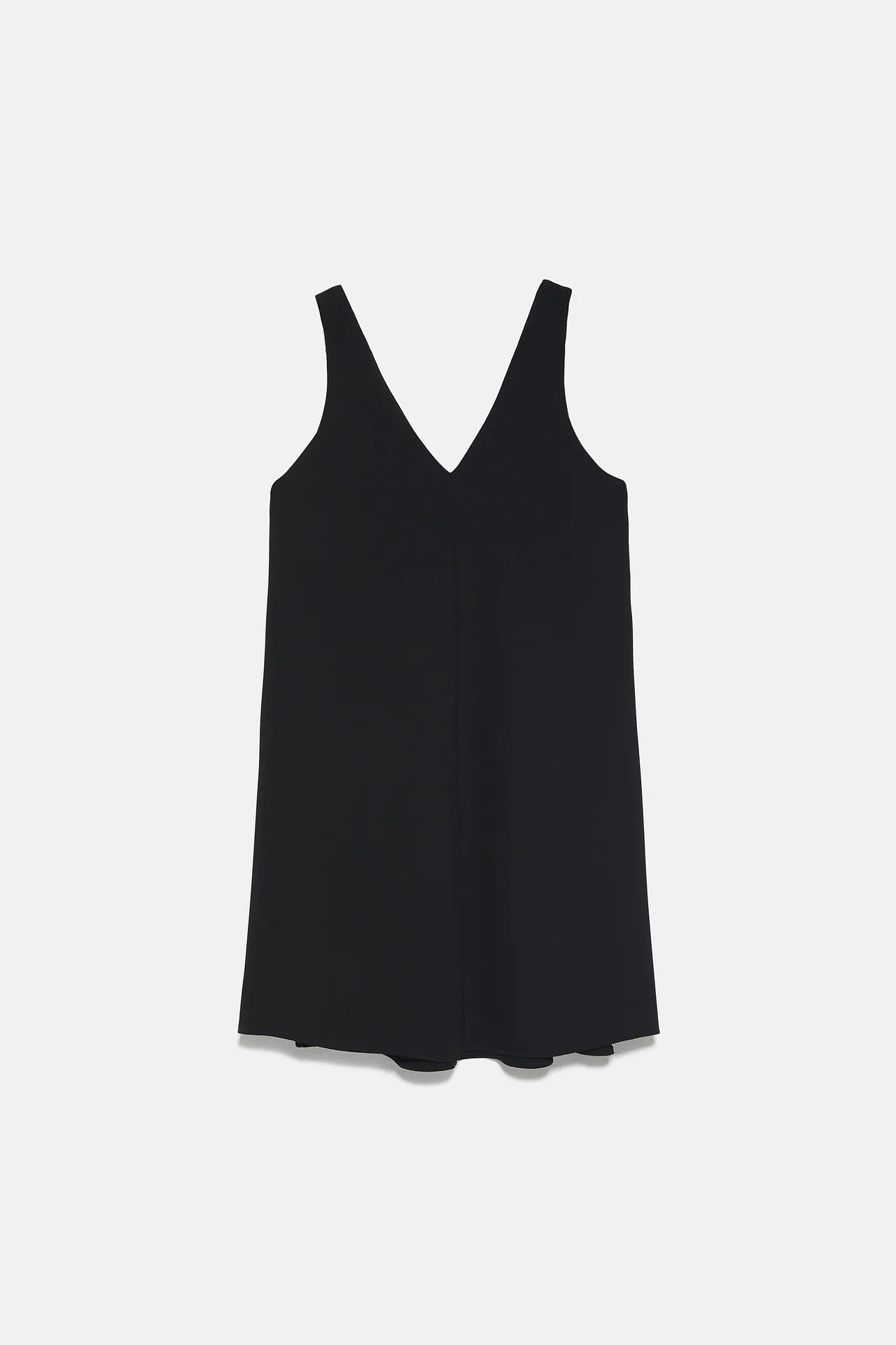 Amelia Bono apuesta por la elegancia y la sencillez con un vestido negro fluido de Zara