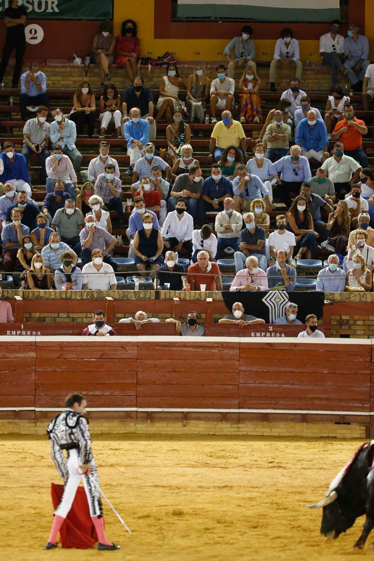 Ana Soria mirando con atención a Enrique Ponce / GTRES