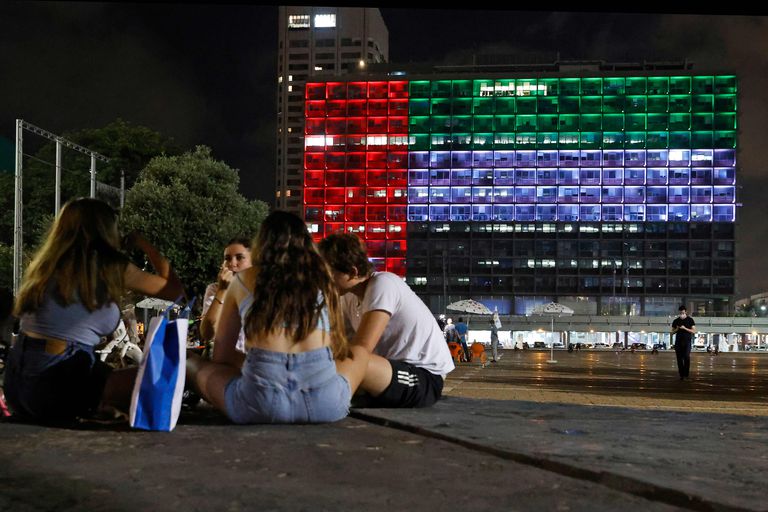 La sede del Ayuntamiento de Tel Aviv, iluminada el día 13 con los colores de la bandera de Emiratos.
