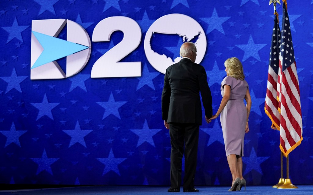 Biden no repunta tras convención demócrata, pero mantiene ventaja sobre Trump