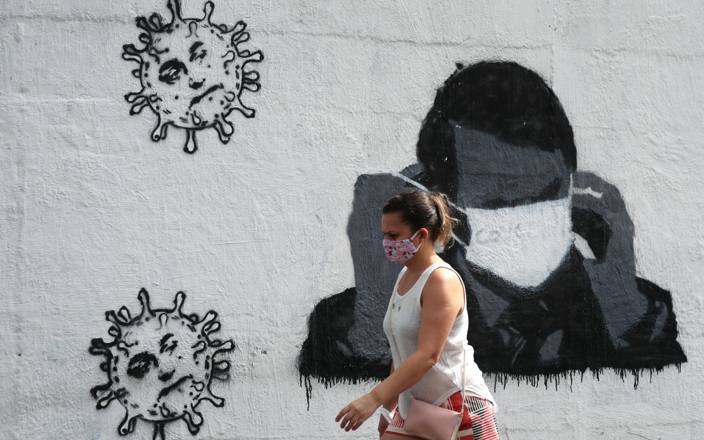 Bolsonaro rechaza mascarilla obligatoria en comercios e iglesias