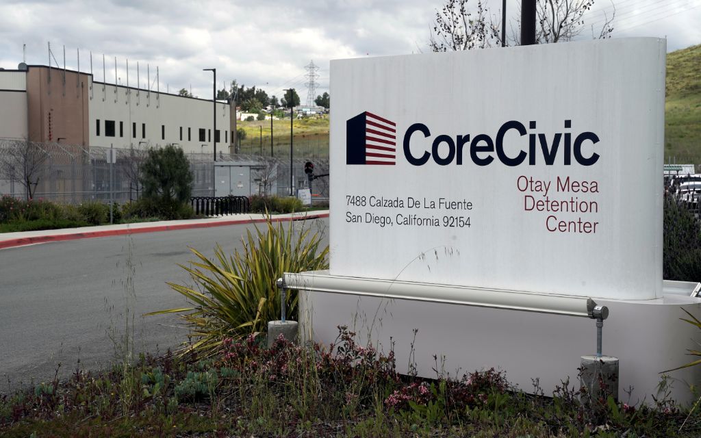 Casi mil empleados en centros de detención de inmigrantes en EU, positivos a Covid-19