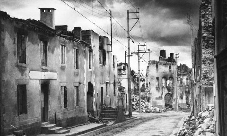 La calle principal de Oradour, ocho años después de la masacre nazi en junio de 1944