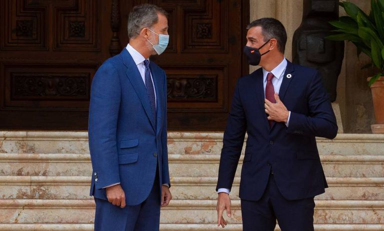 Felipe VI junto a Pedro Sánchez, en el Palacio de Marivent el pasado martes.