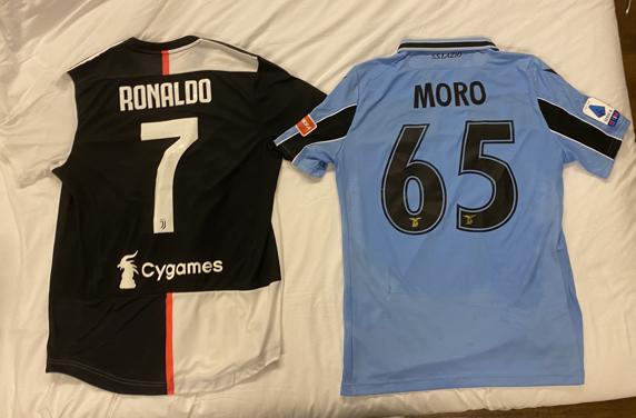 Raúl Moro guarda como oro en paño la camiseta que le dio Cristiano Ronaldo el día de su debut