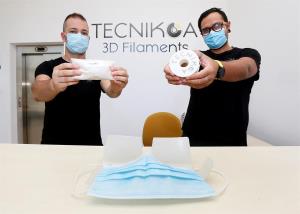 ALICANTE, 26/08/2020.- Enrique Oñate (izqda), y Pedro Alonso, muestran el tipo de plástico que han desarrollado, con capacidad antivirucida, que "inactiva" el COVID-19 y con posibles aplicaciones para diverso material sanitario. En la imagen, Oñate y Alonso muestran el compuesto en filamento y uno de los productos estrella, la funda para mascarillas. EFE/Manuel Lorenzo