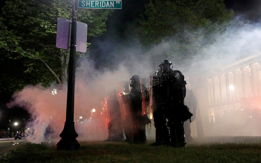 Detienen a joven en relación con doble asesinato durante disturbios en Wisconsin