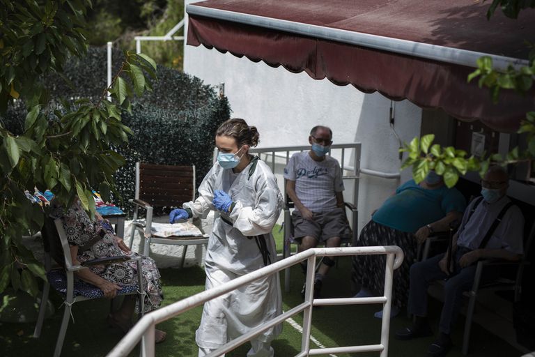 Una empleada y varios mayores de la residencia geriátrica Gravi, en Polinyá (Barcelona).