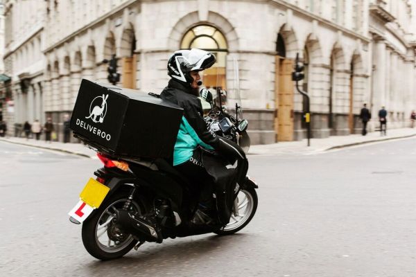 El bocado de Amazon del 16% de Deliveroo finalmente despeja la investigación de la competencia del Reino Unido
