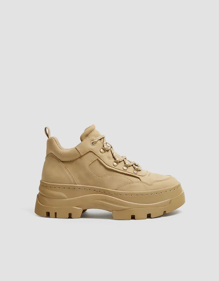 El botín deportivo de Pull&Bear de rebajas perfecto para el otoño, cómodo y práctico