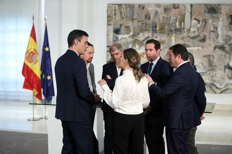 La ministra Yolanda Díaz, junto al presidente Pedro Sánchez, al vicepresidente Pablo Iglesias y a los representantes de sindicatos y patronales, el 30 de enero en La Moncloa.
