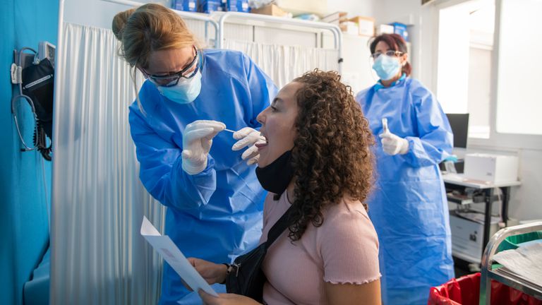 Una enfermera hace una prueba PCR el pasado lunes en el distrito de Carabanchel.