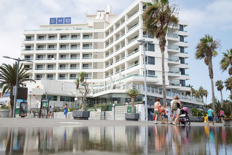 Varios grupos de turistas pasan delante de un hotel en Puerto de la Cruz, en Tenerife, el 24 de agosto.
