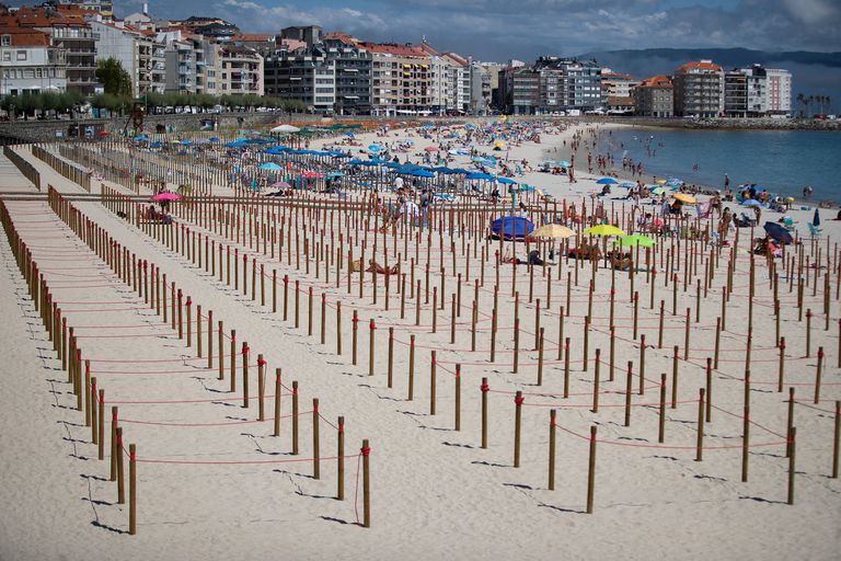 Playa de Silgar, en Sanxenxo, con las parcelas para garantizar la distancia social en primer término.