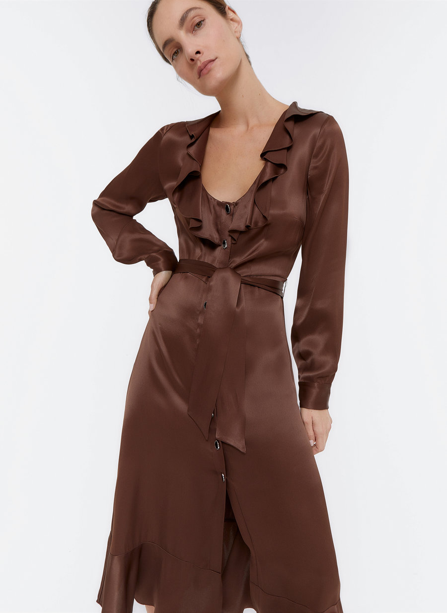 Este es el vestido con botón joya de Uterqüe de rebajas perfecto para un look de invitada de noche