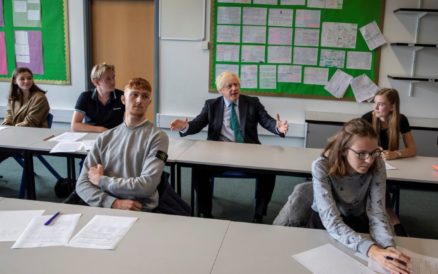 En Inglaterra y Gales, todos los estudiantes regresarán a escuelas este martes