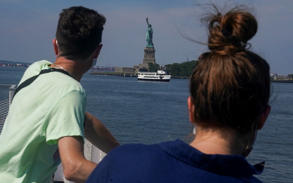 Entra NY en nueva fase de reapertura mientras Covid se propaga por el resto de EU