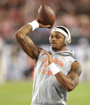 Quarterback Deshaun Watson de los Clemson Tigers calienta antes de un partido del campeonato universitario.