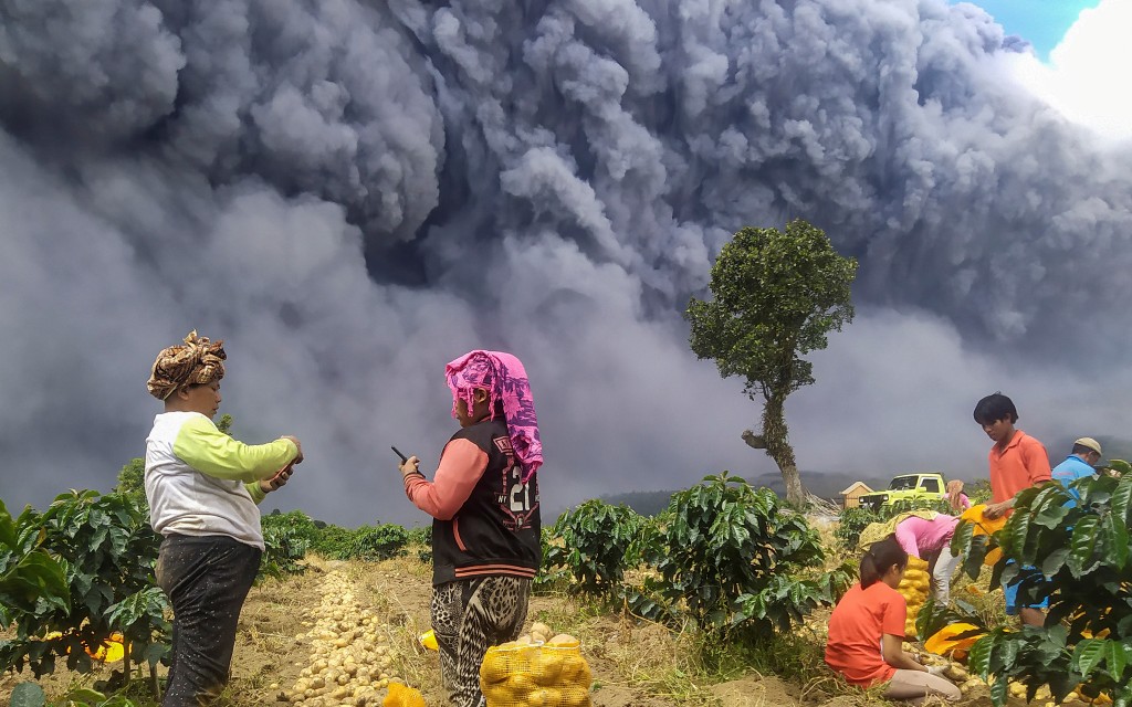 Erupción del volcán Sinabung, en Indonesia, arroja una enorme nube de ceniza | Video