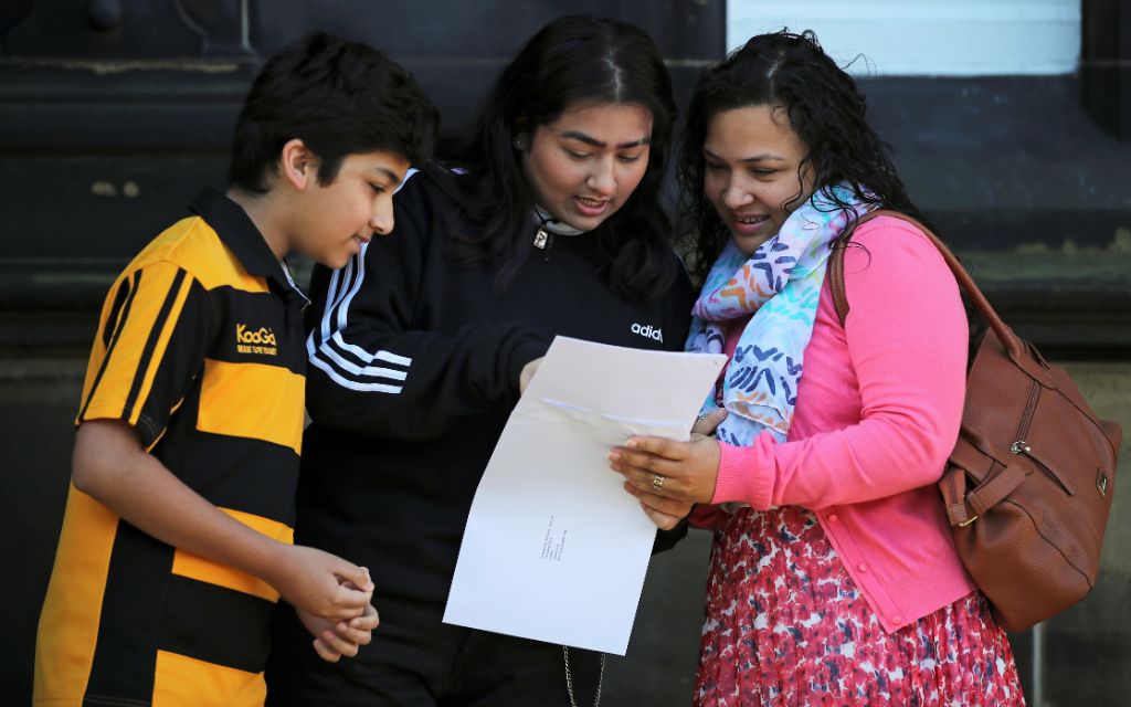Escuelas en EU preparan reapertura; crece temor a que niños contagien coronavirus a adultos