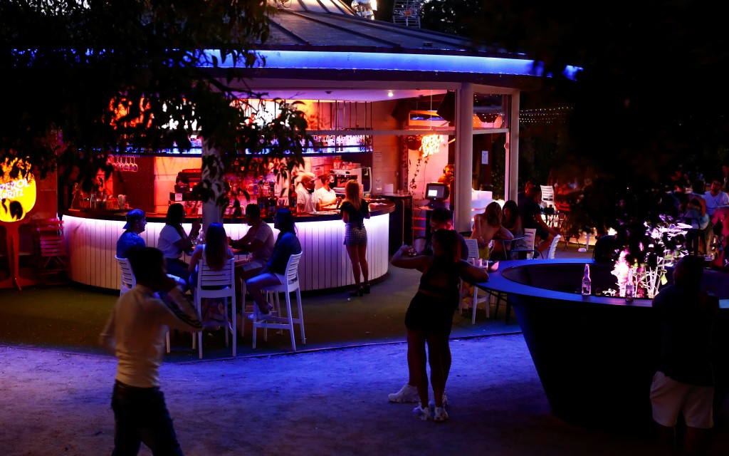 España prohíbe fumar en la calle y cierra bares ante aumento de Covid-19 | Video