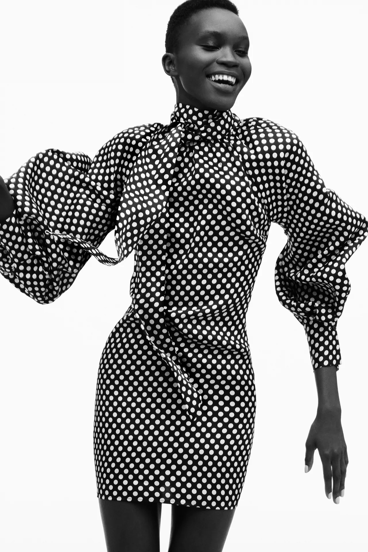 Este es el vestido de Zara de lunares que será viral este otoño con aires retro y muy elegante