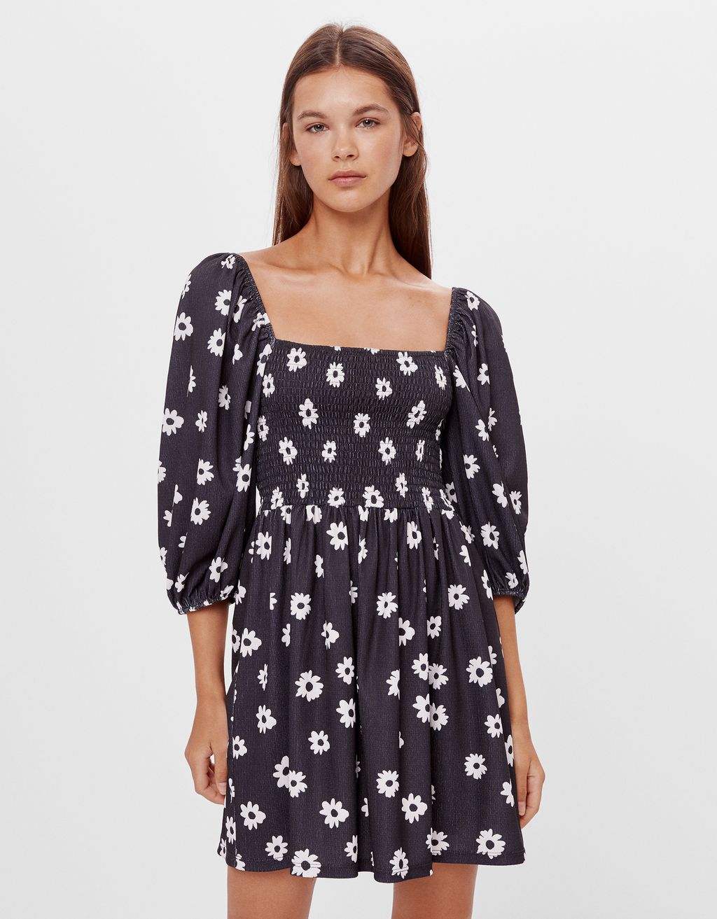 Este vestido babydoll de Bershka alarga las piernas y estiliza la figura