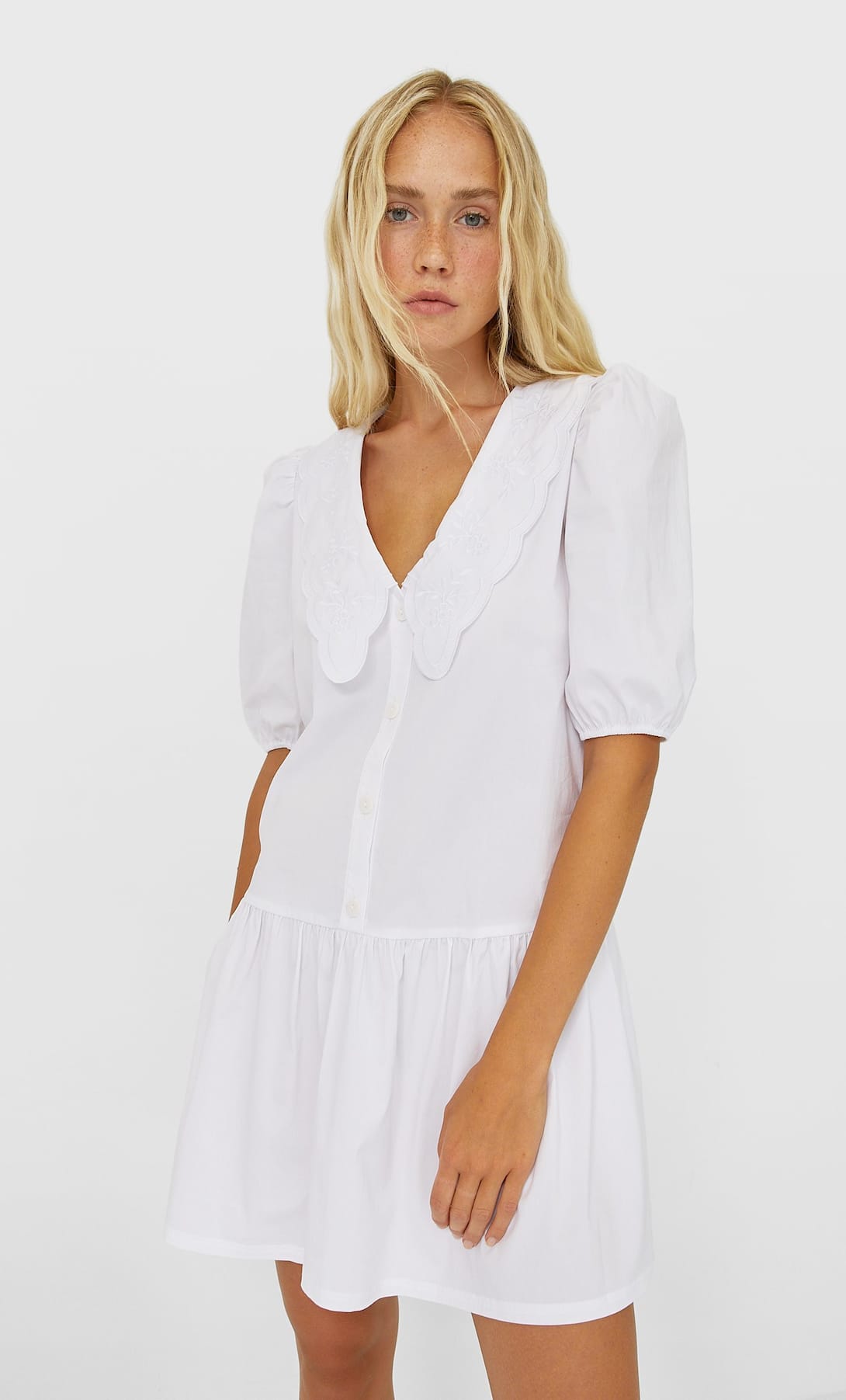 Este vestido blanco con cuello bobo de Stradivarius es digno de la realeza