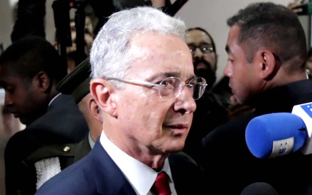 Expresidente colombiano Álvaro Uribe renuncia al Senado en medio de proceso judicial