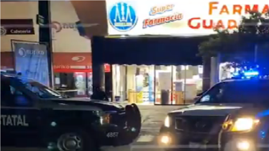 Hieren a balazos en violento asalto a empleada de una Farmacia Guadalajara, en Querétaro