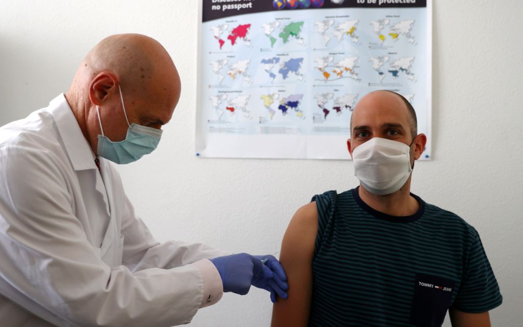 Johnson & Johnson probará vacuna contra coronavirus en 60 mil voluntarios