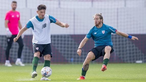 Vencedor controla el balón en presencia de Muniain