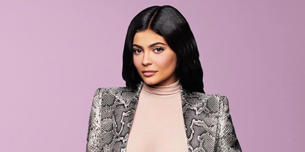 KUWTK: Kylie Jenner viste un disfraz de marinera de los años 40 para promocionar los cosméticos de Kylie