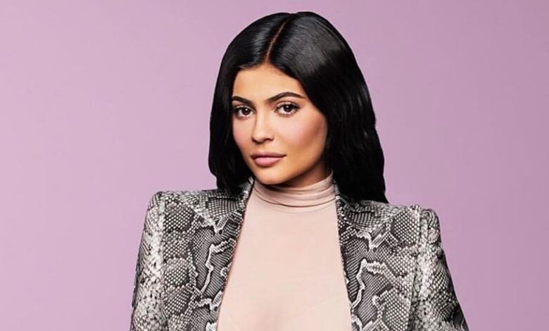 KUWTK: Kylie Jenner viste un disfraz de marinera de los años 40 para promocionar los cosméticos de Kylie