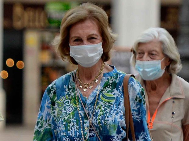 Doña Sofía junto a su hermana, Irene de Grecia, en su última salida por Mallorca / GTRES