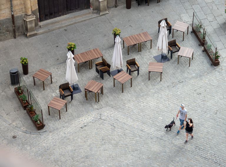 Viandantes por el casco antiguo de la ciudad de Salamanca  durante la pandemia.