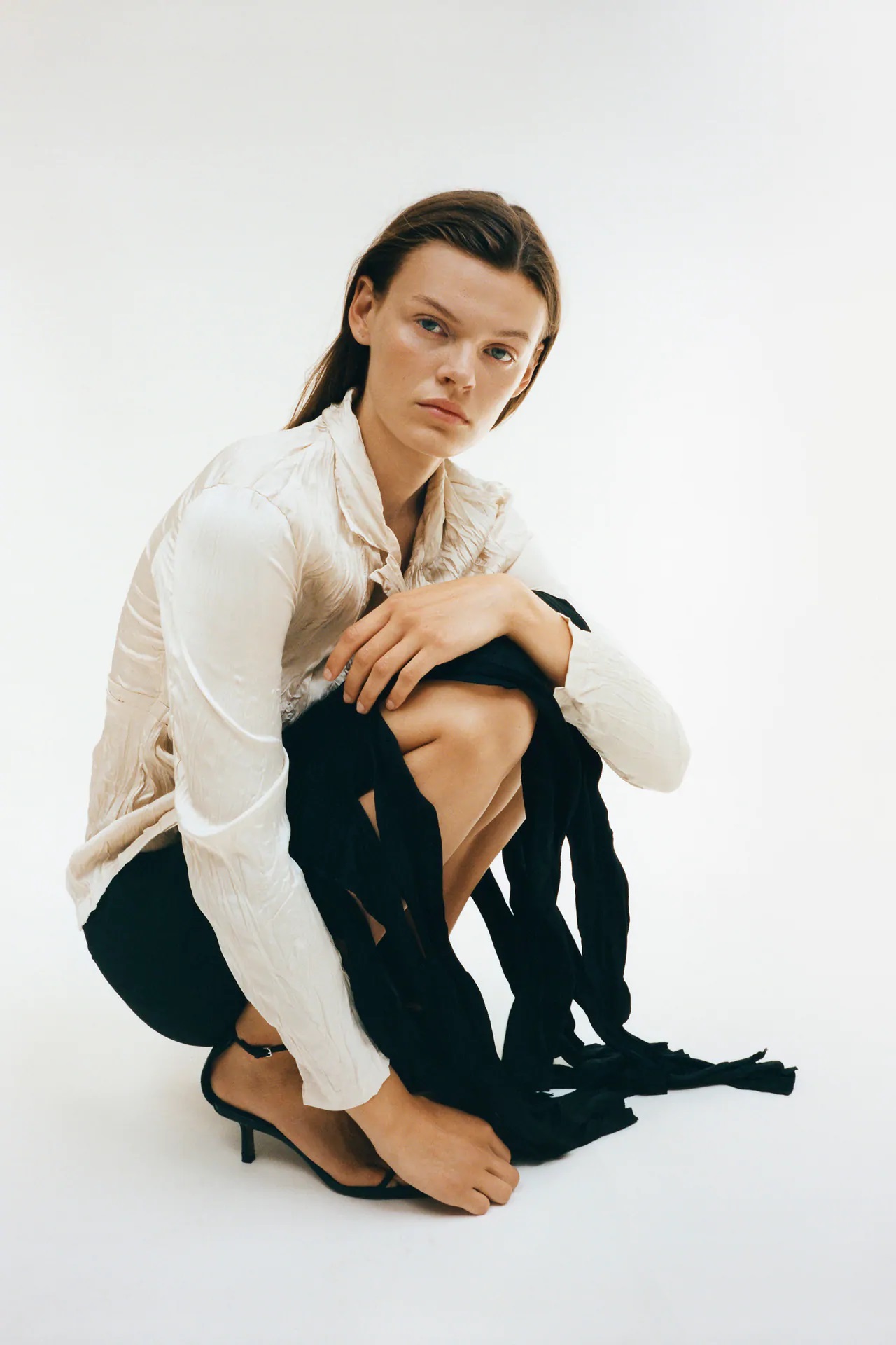 Esta es la falda con flecos más polémica de Zara ¿Disfraz de bruja o alta costura?