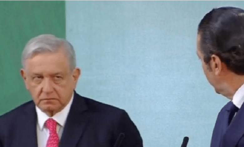 La incomodidad del gobernador panista Francisco Domínguez, ante la mirada inquisitiva de AMLO