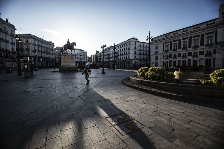 Un hombre cruza la Puerta del Sol de Madrid el pasado 5 de abril, durante el estado de alarma.