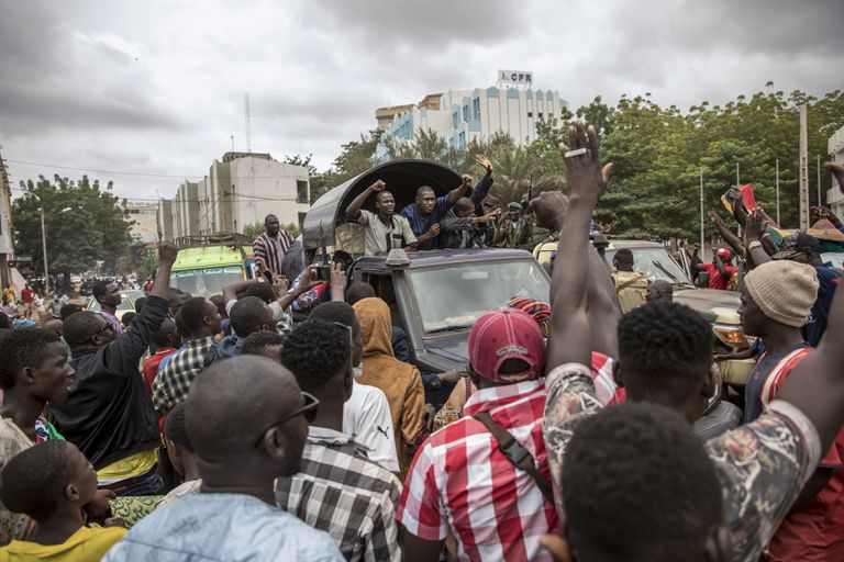 La gente celebra en Bamako, Malí, la llegada de las fuerzas que respaldan el golpe de Estado.