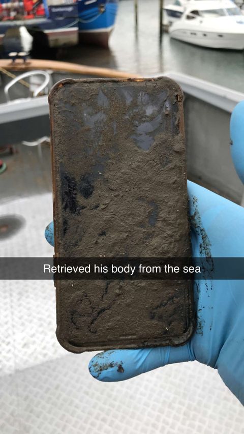 el iphone x de ben schofield, después de que lo recuperó del puerto de scarborough, estuvo sumergido durante seis días