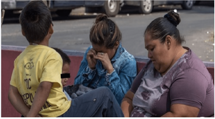Mujer “regala” a sus 3 hijos a policías, por falta de comida para darles, “no quiero verlos sufrir”