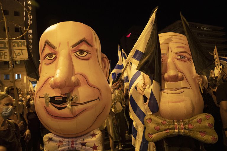 Manifestación anticorrupción con máscaras de Netanyahu, el sábado en Jerusalén.