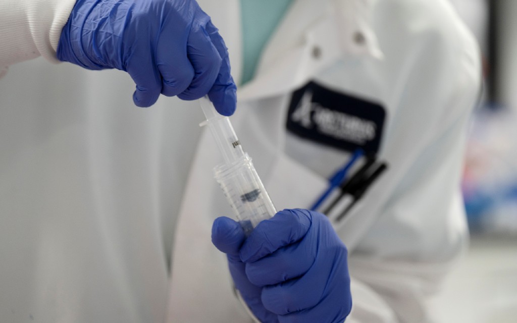 Recuperación económica mundial será más rápida si vacuna contra Covid-19 está disponible para todos: OMS