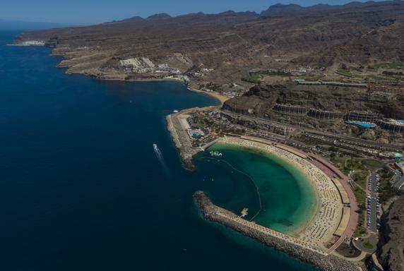 Playa de Amadores en la que está ubicado el club