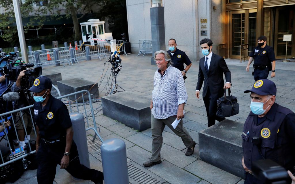 Steve Bannon obtiene libertad bajo fianza; se declara inocente de los cargos de fraude