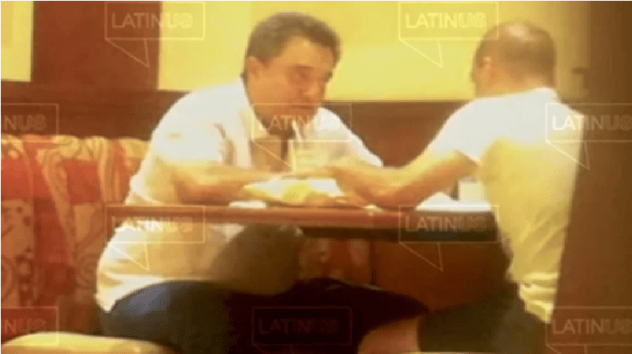 VIDEO: Graban a hermano de AMLO recibiendo paquetes de dinero, también en MORENA se cuecen habas