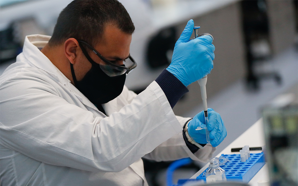 Vacuna rusa sin ensayos completos genera temores de mutación del coronavirus